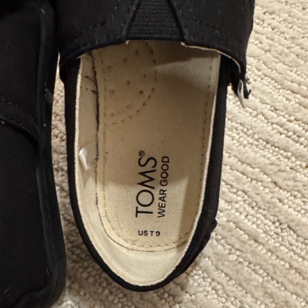 TOMS unisex Kids Black Moccasin Shoes - Picture 4 of 4